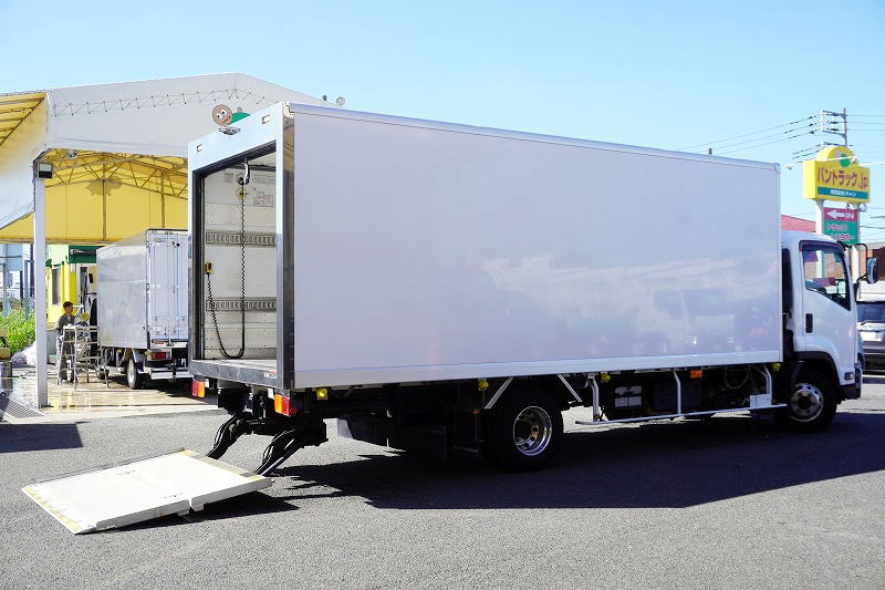 フォワード　４トン　「標準幅　ベッドレス」　冷蔵冷凍車　「矢野特殊製」　積載２８５０ｋｇ　格納パワーゲート　リアシャッター扉　６ｍ長　－３２度設定　荷台シマ板張り　ラッシング２段　バックカメラ　ＥＴＣ　アルミホイール　衝突軽減ブレーキ　車線逸脱警報　ＡＴ車！フロント画像