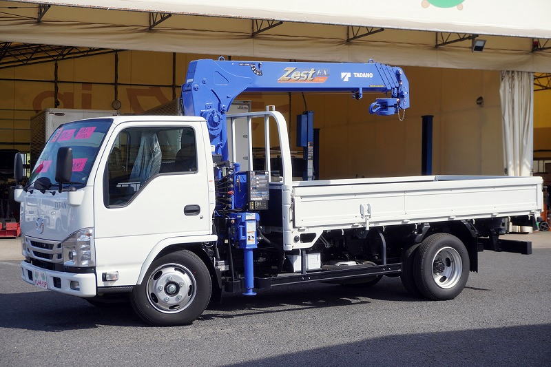 (未使用) タイタン 「標準幅 ロング」 4段クレーン 積載3000kg タダノ製 ラジコン フックイン 2.63t吊 セイコーラック 左電格ミラー 坂道発進補助 LEDヘッドライト フォグランプ キーレス 衝突軽減ブレーキ 車線逸脱警報 6速MT!フロント画像