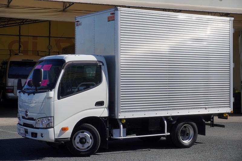 デュトロ 10尺 アルミバン 積載2000kg ラッシング2段 左電格ミラー 電動パーキングブレーキ LEDヘッドライト フォグランプ クリアランスソナー バックカメラ ETC2.0 衝突軽減ブレーキ 車線逸脱警報 トランテックス製 全低床 AT車!フロント画像