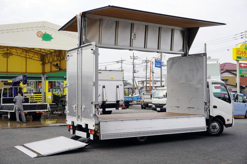 デュトロ　「ワイドロング」　アルミウイング　積載２０００ｋｇ　パワーゲート　ラッシング１段　セイコーラック　左電格ミラー　バックカメラ　社外ナビ　ＥＴＣ　電動パーキングブレーキ　フォグランプ　衝突軽減ブレーキ　車線逸脱警報　日本フルハーフ製　５速ＭＴ！
