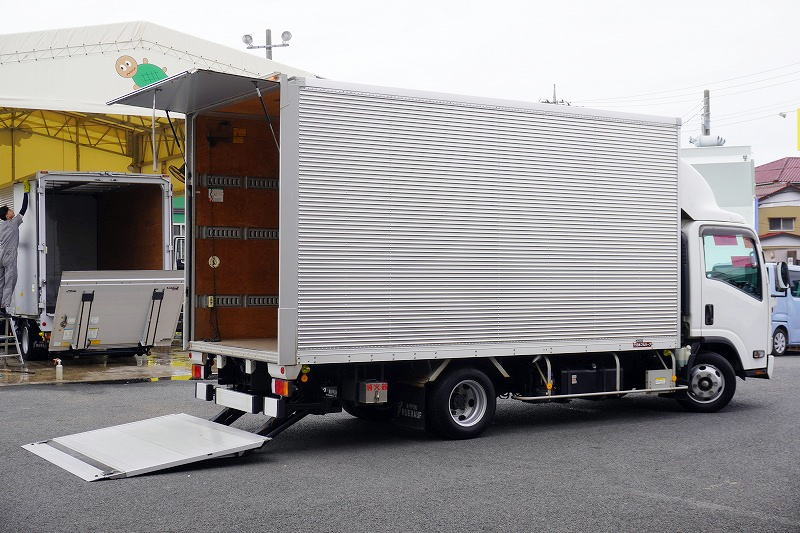 エルフ 「ワイドロング」 アルミバン 積載2000kg 手動跳ね上げ式パワーゲート ラッシング3段 導風板 高箱 左電格ミラー バックカメラ 社外ナビ ETC2.0 LEDヘッドライト&フォグランプ 衝突軽減ブレーキ 車線逸脱警報 日本フルハーフ製 高年式!AT車!フロント画像
