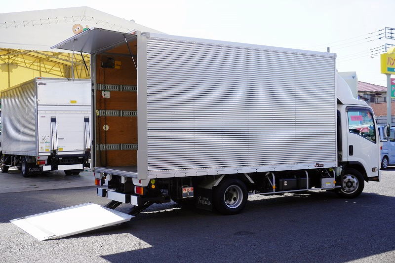 エルフ　「ワイドロング」　アルミバン　積載２０００ｋｇ　手動跳ね上げ式パワーゲート　ラッシング３段　導風板　高箱　左電格ミラー　バックカメラ　社外ナビ　ＥＴＣ２．０　ＬＥＤヘッドライト＆フォグランプ　衝突軽減ブレーキ　車線逸脱警報　日本フルハーフ製　高年式！ＡＴ車！
