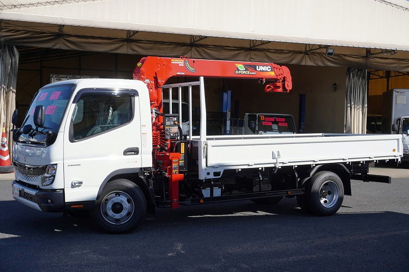 キャンター　「ワイド超ロング」　４段クレーン　積載３３００ｋｇ　古河ユニック製　ラジコン　フックイン　２．９３ｔ吊　角足　差し違いアウトリガー　セイコーラック　坂道発進補助　ＬＥＤヘッドライト＆ＬＥＤフォグランプ　左電格ミラー　スマートキー　衝突軽減ブレーキ　車線逸脱警報　５速ＭＴ！フロント画像