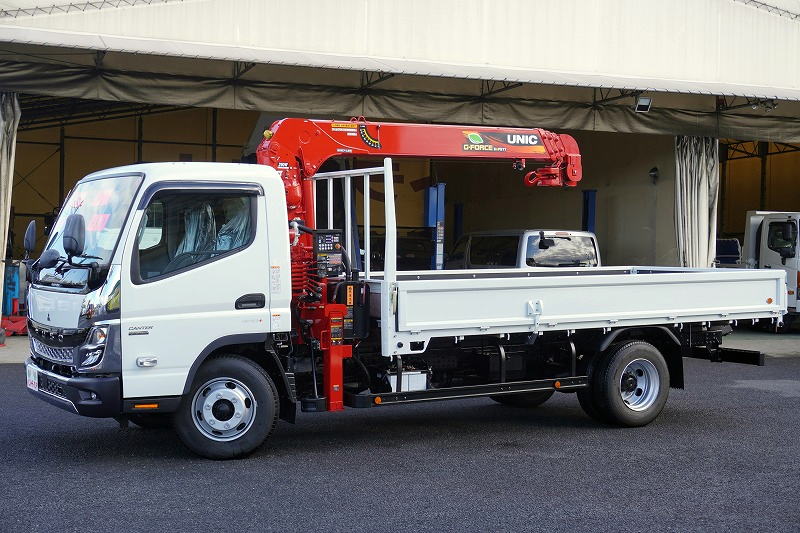 キャンター　「カスタム　ワイド超ロング」　４段クレーン　積載３３００ｋｇ　古河ユニック製　ラジコン　フックイン　２．９３ｔ吊　角足　差し違いアウトリガー　セイコーラック　ＬＥＤヘッドライト＆ＬＥＤフォグランプ　オートエアコン　坂道発進補助　左電格ミラー　メッキパーツ　スマートキー　衝突軽減ブレーキ　車線逸脱警報　５速ＭＴ！フロント画像