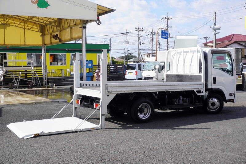 エルフ 「セミワイド セミロング」 バイク運搬車 積載2000kg 三方開 自動起立式垂直パワーゲート 荷台鉄板張り ラッシング1段 床フック 左電格ミラー バックカメラ フォグランプ AT車! 車検「R9年10月まで!」フロント画像