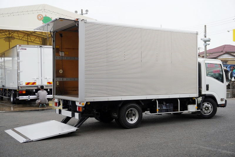 エルフ　「ワイドロング」　アルミバン　積載４０００ｋｇ　跳ね上げ式　パワーゲート　ラッシング２段　バックカメラ　左電格ミラー　坂道発進補助　フォグランプ　日本フルハーフ製　６速ＭＴ！フロント画像