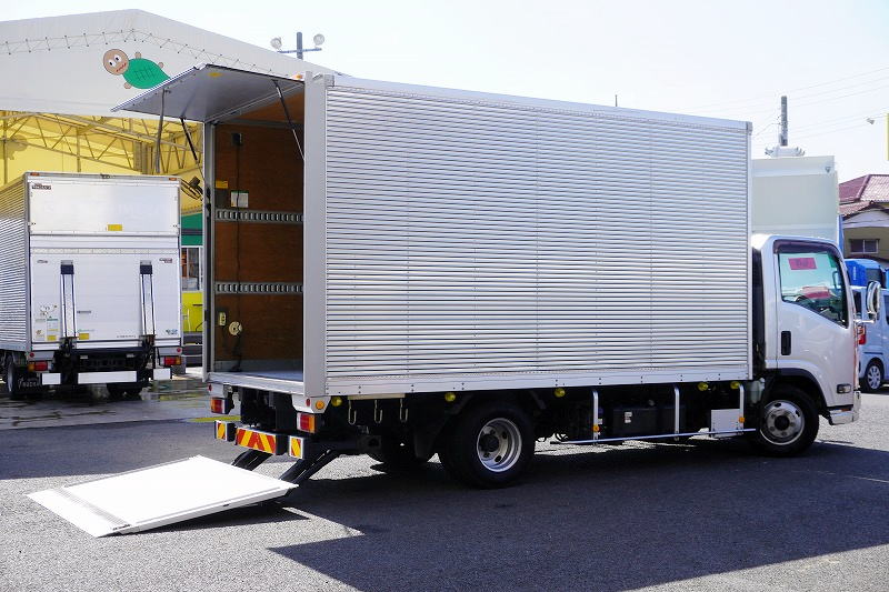 エルフ 「ワイドロング」 アルミバン 積載3000kg サイドドア 跳ね上げ式 パワーゲート 高箱 ラッシング2段 荷台鉄板張り バックカメラ ETC2.0 左電格ミラー 坂道発進補助 フォグランプ メッキパーツ 衝突軽減ブレーキ 車線逸脱警報 日本フルハーフ製 6速MT!フロント画像