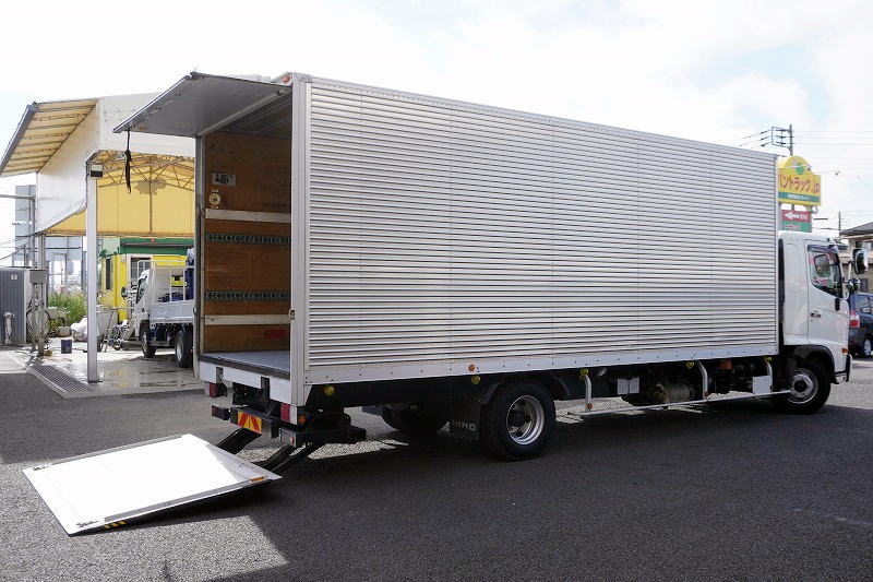 レンジャー　４トン　「ワイド　ベッド付き」　アルミバン　積載２７５０ｋｇ　サイドドア　リアエアサス　６．３ｍ長　跳ね上げ式　パワーゲート　ラッシング２段　ラジコン　荷台シマ板張り　バックカメラ　坂道発進補助　オートエアコン　ＬＥＤヘッドライト＆フォグランプ　衝突軽減ブレーキ　車線逸脱警報　トランテックス製　６速ＭＴ！