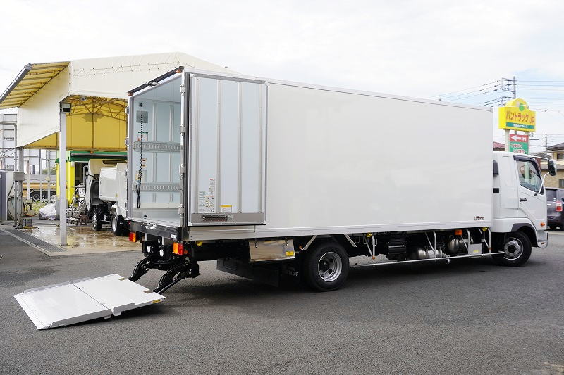 （未使用）　ファイター　４トン　「ワイド　ベッド付き」　冷蔵冷凍車　積載２２５０ｋｇ　リアエアサス　６．１ｍ長　格納パワーゲート　サイドドア　－３０度設定　キーストン　ラッシング２段　ラジコン　バックカメラ　ＥＴＣ２．０　菱重製　メッキパーツ　オートエアコン　６速ＭＴ！　車検「Ｒ９年８月まで！」