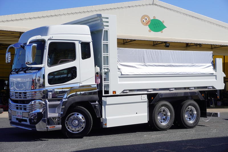 (未使用) スーパーグレート 421馬力 大型 「ハイルーフ」 3軸 2デフ 土砂ダンプ 5.3m×235 積載7900kg 新明和製 角底 電動コボレーン 鳥居シートデッキ&ラダー ETC2.0 メッキパーツ AT車!総重量20トン未満!フロント画像
