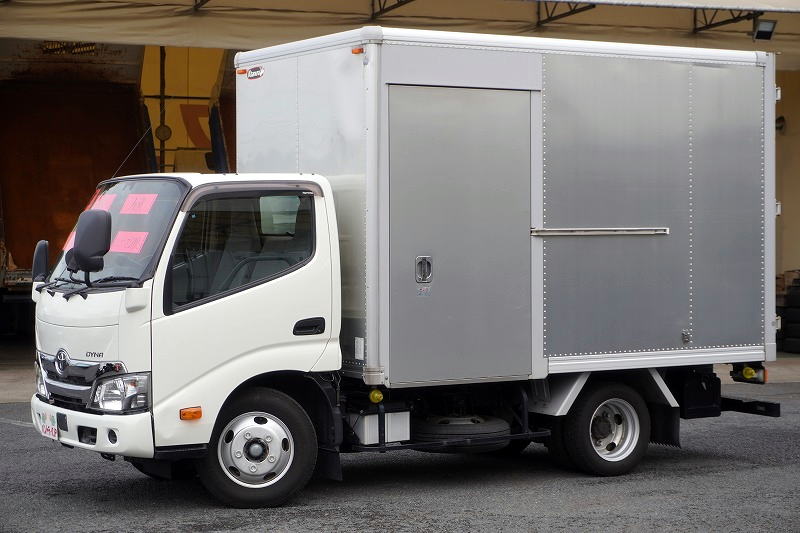 ダイナ 10尺 アルミバン 積載2000kg サイドドア ラッシング2段 バックカメラ 社外ナビ ETC 衝突軽減ブレーキ 車線逸脱警報 北村製 ジャストロー AT車!フロント画像