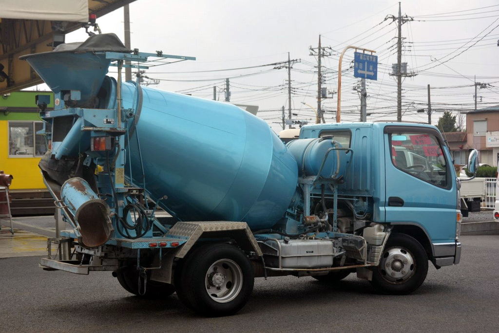 キャンター　コンクリートミキサー車　極東製　積載３０００ｋｇ　ドラム容量：２．５立米　混合容量：１．２立米　手動ホッパーカバー　水タンク　昇降ステップ　フォグランプ　メッキパーツ多数！５速ＭＴ！AK6