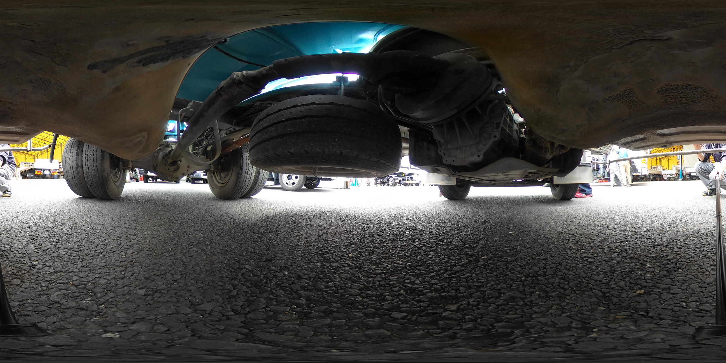 キャンター　コンクリートミキサー車　極東製　積載３０００ｋｇ　ドラム容量：２．５立米　混合容量：１．２立米　手動ホッパーカバー　水タンク　昇降ステップ　フォグランプ　メッキパーツ多数！５速ＭＴ！AK1