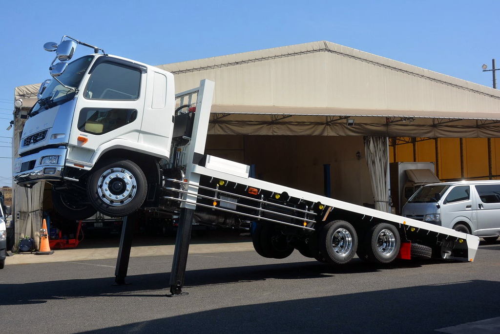 （未使用）　ファイター　大型　３軸　「ベッド付」　ハイジャッキ　重機運搬車　積載１１２００ｋｇ　ウインチ付き　ラジコン　アユミ板　メッキパーツ　６速ＭＴ！フロント画像