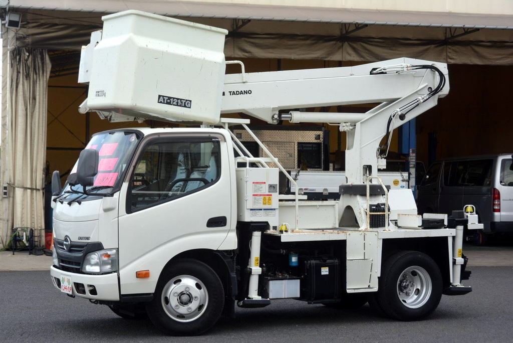 デュトロ　高所作業車　タダノ製（ＡＴ－１２１）　最大地上高１１．９ｍ　ＦＲＰバケット　バケット積載荷重２００ｋｇ　アワーメーター：１１０８．６ｈ　５速ＭＴ！フロント画像