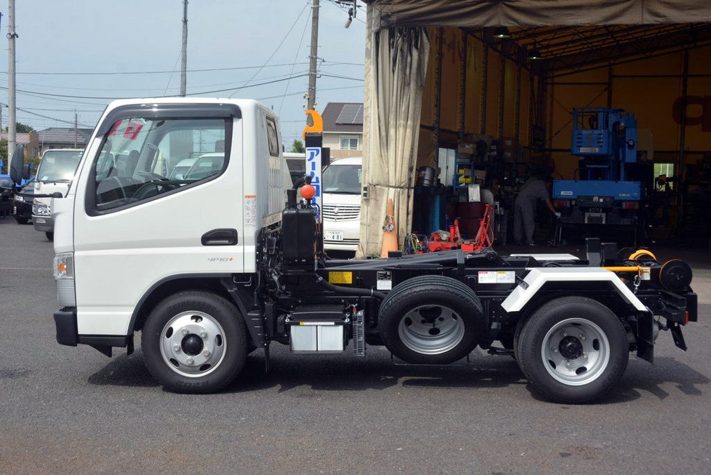 （未使用）　キャンター　アームロール　新明和製　ツインシリンダー　積載２０００ｋｇ　フォグランプ　車線逸脱警報　衝突軽減ブレーキ　全低床　アドブルー　５速ＭＴ！準中型（５トン限定）免許対応！　車検付「令和５年４月」まで！1