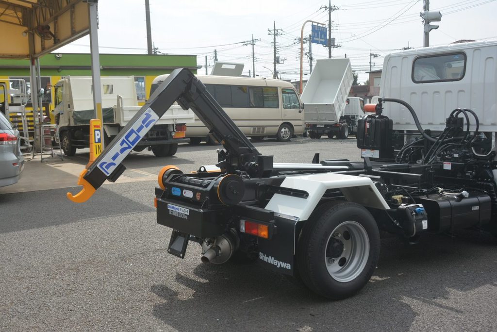 （未使用）　キャンター　アームロール　新明和製　ツインシリンダー　積載２０００ｋｇ　フォグランプ　車線逸脱警報　衝突軽減ブレーキ　全低床　アドブルー　５速ＭＴ！準中型（５トン限定）免許対応！　車検付「令和５年４月」まで！13