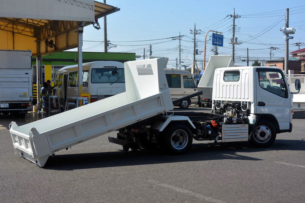 (未使用）　キャンター　強化　ローダーダンプ　新明和製　積載３０００ｋｇ　三方開　ダンプピン　ラジコン　フォグランプ　５速ＭＴ！　車検付「令和５年５月」まで！フロント画像