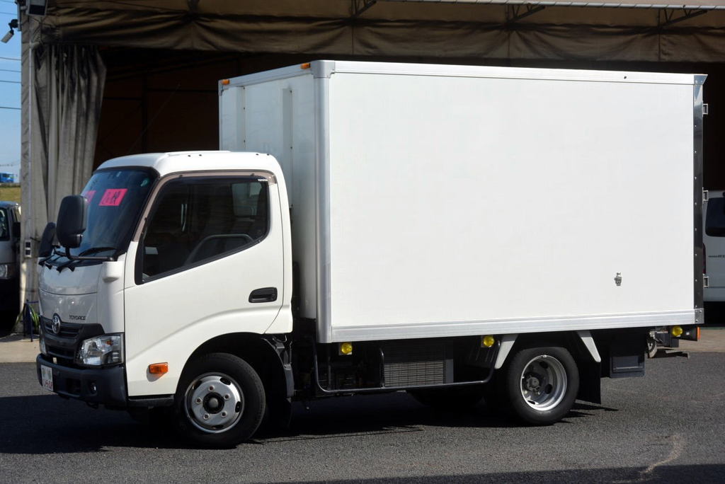 トヨエース　１０尺　冷蔵冷凍車　積載２０００ｋｇ　－７℃設定　デンソー製　全低床　キーストン　５速ＭＴ！準中型（５トン限定）免許対応！フロント画像