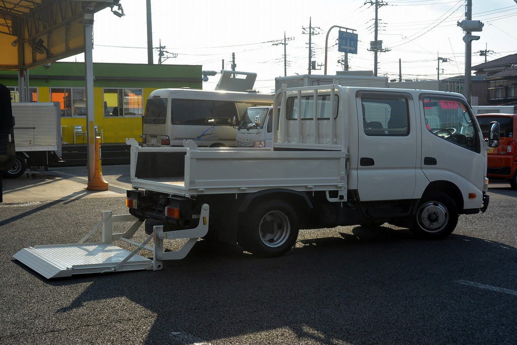 デュトロ　ダブルキャブ　平ボディー　積載２０００ｋｇ　極東製大型アーム式パワーゲート付き　６人乗り　パワーウインドウ　リアヒーター　ＥＴＣ　左電格ミラー　ワンオーナー！ＡＴ車！準中型（５トン限定）免許対応！フロント画像