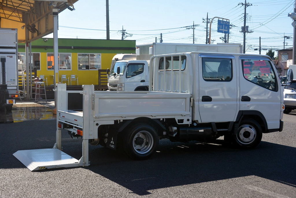 （未使用）　キャンター　「標準幅　ダブルキャブ」　平ボディー　積載２０００ｋｇ　三方開　垂直パワーゲート付き　６人乗り　左電格ミラー　衝突軽減ブレーキ　車線逸脱警報　５速ＭＴ！車検「Ｒ５年３月まで！」