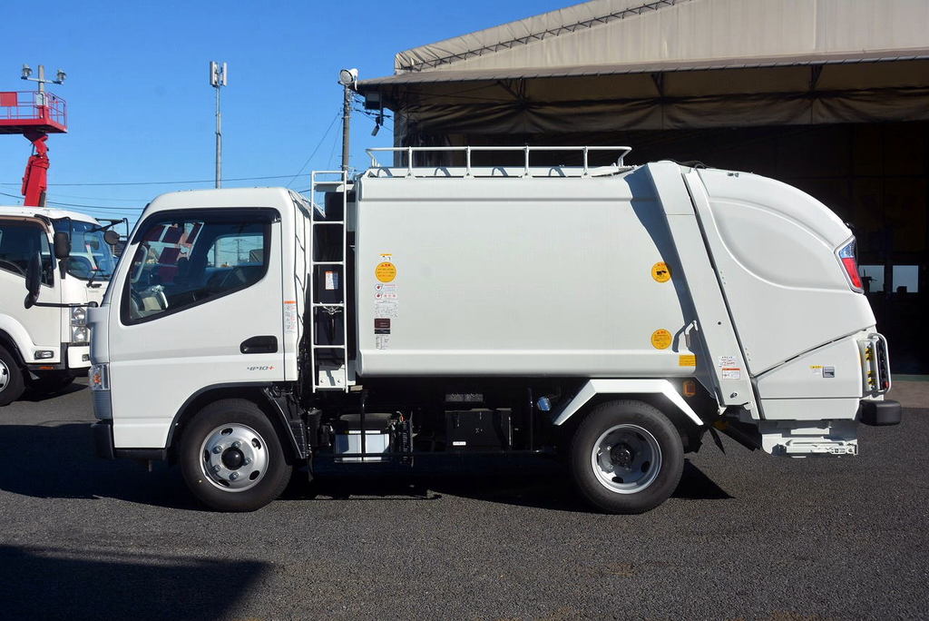 （未使用）　キャンター　パッカー車　プレス式　極東製　積載２０００ｋｇ　連続動作　４．３立米　汚水タンク　バックカメラ　ラダー　フォグランプ　５速ＭＴ！車検「Ｒ４年１２月まで！」1