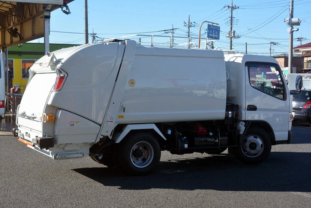 （未使用）　キャンター　パッカー車　プレス式　極東製　積載２０００ｋｇ　連続動作　４．３立米　汚水タンク　バックカメラ　ラダー　フォグランプ　５速ＭＴ！車検「Ｒ４年１２月まで！」5