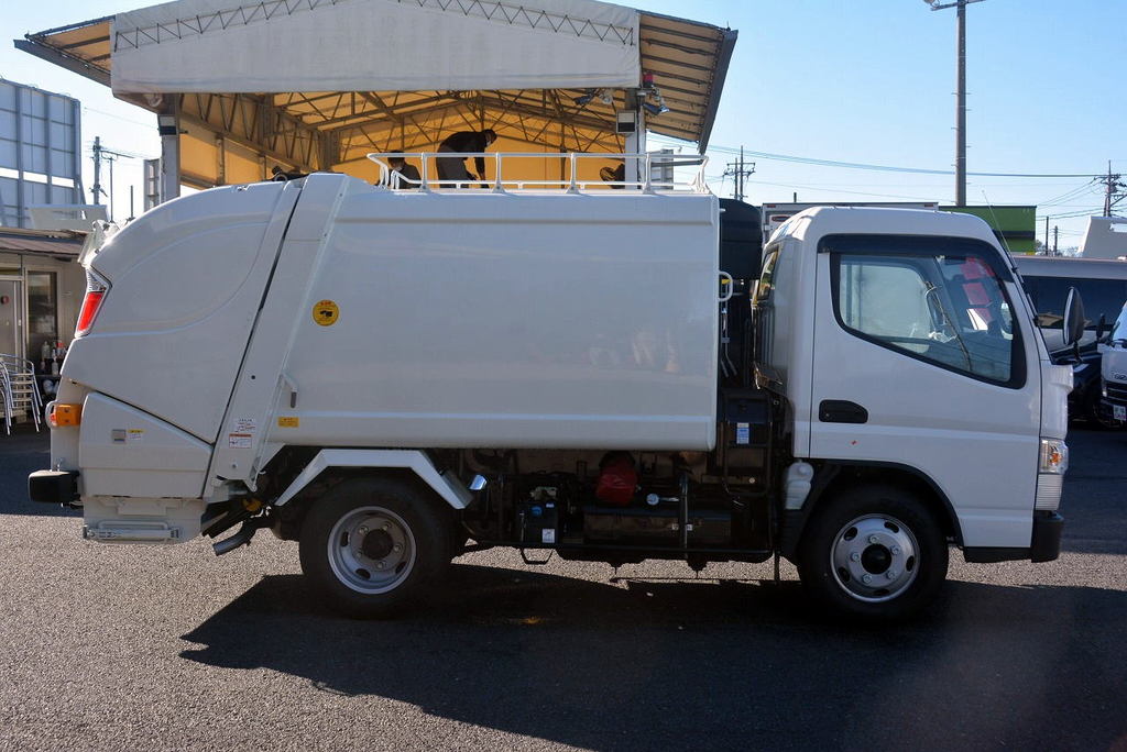 （未使用）　キャンター　パッカー車　プレス式　極東製　積載２０００ｋｇ　連続動作　４．３立米　汚水タンク　バックカメラ　ラダー　フォグランプ　５速ＭＴ！車検「Ｒ４年１２月まで！」6