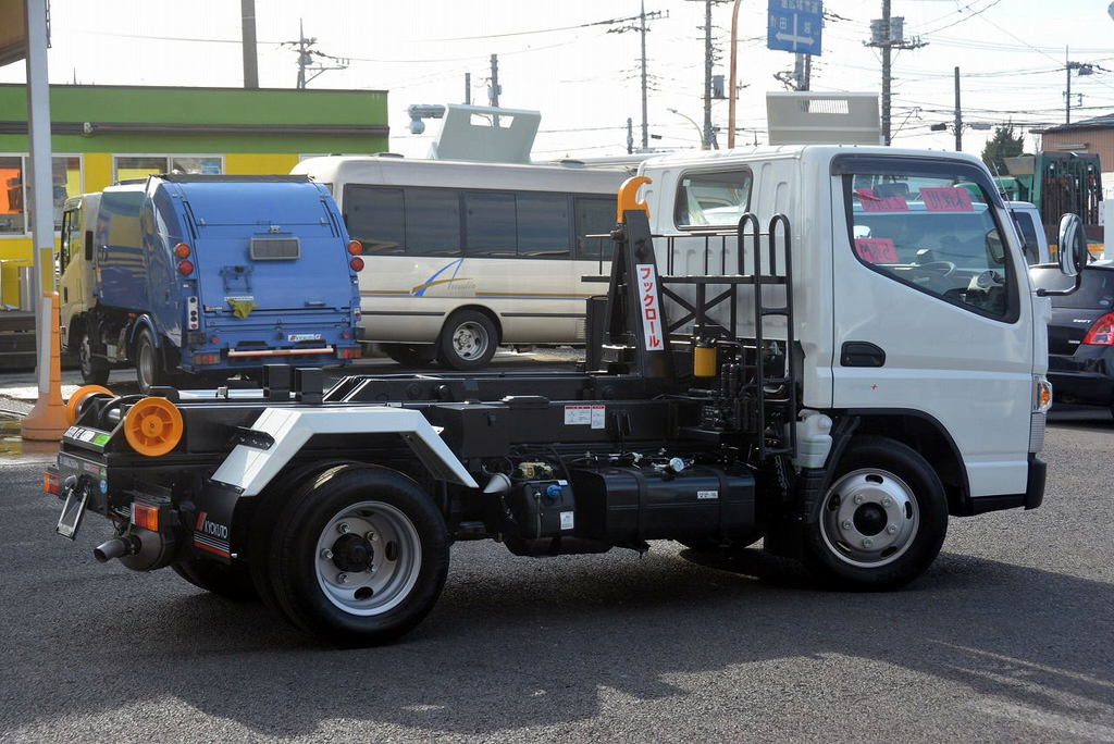 （未使用）　キャンター　フックロール　極東製　シングルシリンダー　積載２９５０ｋｇ　キャブバックステップ　網工具入れ　左電格ミラー　坂道発進補助　キーレス　フォグランプ　衝突軽減ブレーキ　車線逸脱警報　５速ＭＴ！車検「Ｒ５年５月まで！」5