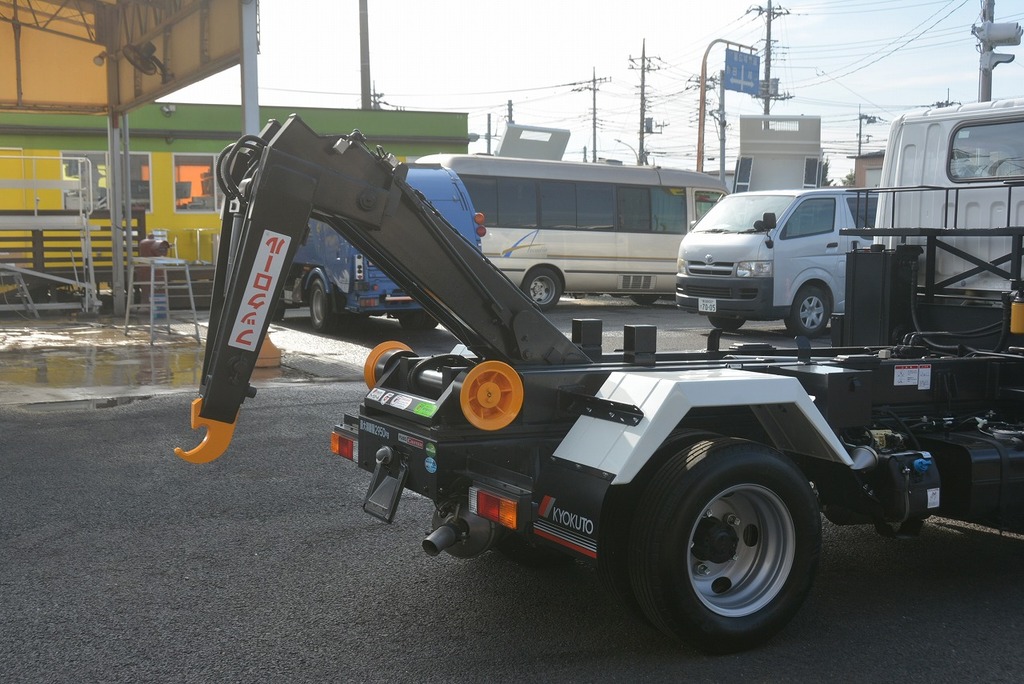 （未使用）　キャンター　フックロール　極東製　シングルシリンダー　積載２９５０ｋｇ　キャブバックステップ　網工具入れ　左電格ミラー　坂道発進補助　キーレス　フォグランプ　衝突軽減ブレーキ　車線逸脱警報　５速ＭＴ！車検「Ｒ５年５月まで！」14