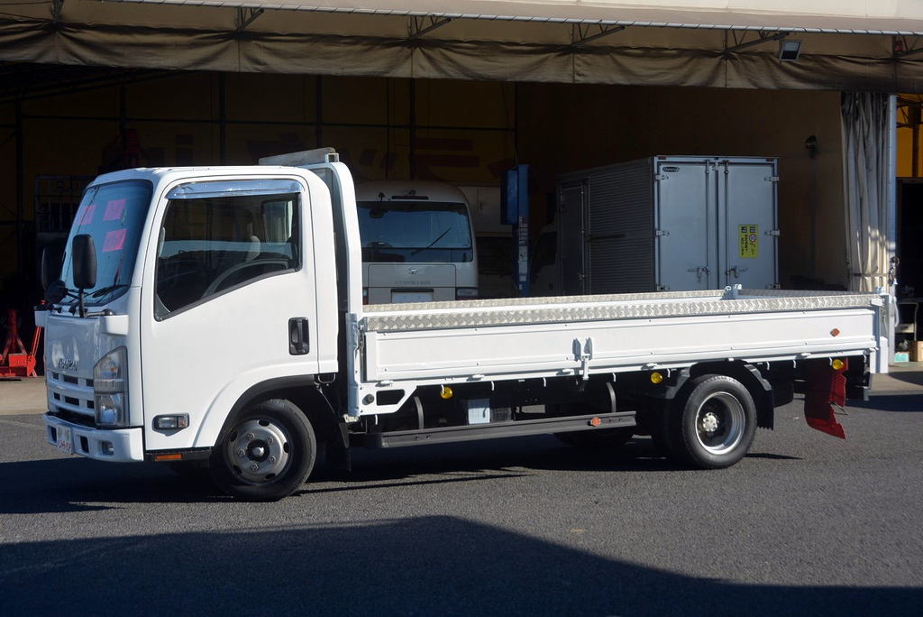 エルフ　「標準幅　ロング」　平ボディー　積載２０００ｋｇ　三方開　フルフラットロー　荷台鉄板張り　鳥居鉄板張り　セイコーラック　アオリプロテクター付き　ＥＴＣ　左電格ミラー　坂道発進補助　フォグランプ　５速ＭＴ！ 0268