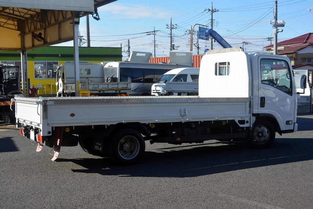 エルフ　「標準幅　ロング」　平ボディー　積載２０００ｋｇ　三方開　フルフラットロー　荷台鉄板張り　鳥居鉄板張り　セイコーラック　アオリプロテクター付き　ＥＴＣ　左電格ミラー　坂道発進補助　フォグランプ　５速ＭＴ！ 02685