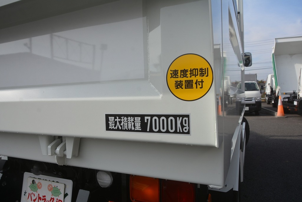 （未使用）　ファイター　増トン　「ベッド付き」　土砂ダンプ　新明和製　一方開　積載７０００ｋｇ　電動コボレーン　鳥居ハシゴ付き　ＥＴＣ　オートエアコン　坂道発進補助　メッキパーツ　６速ＭＴ！17