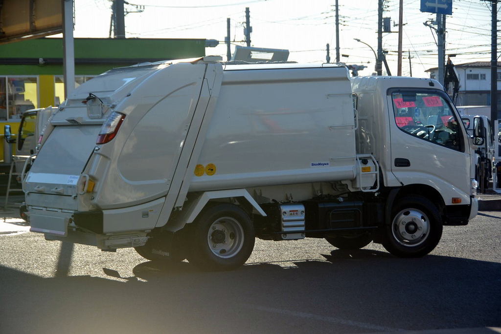 （未使用）　デュトロ　パッカー車　積載２０００ｋｇ　プレス式　４．３立米　新明和製　連続動作　バックカメラ　汚水タンク　フォグランプ　電動パーキングブレーキ　６速ＭＴ！車検「Ｒ５年６月まで！」4