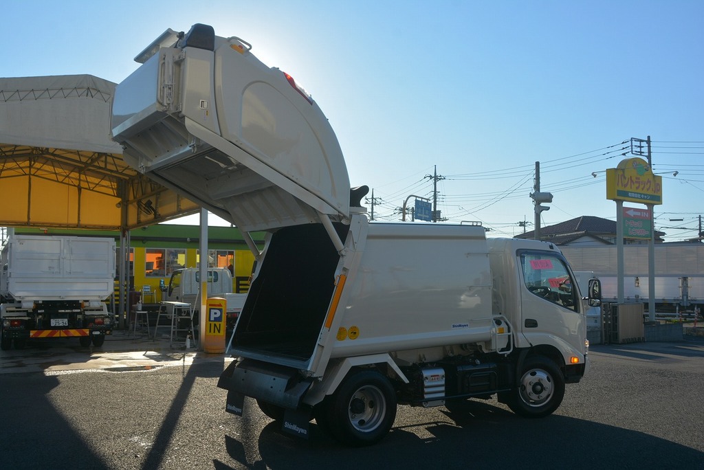 （未使用）　デュトロ　パッカー車　積載２０００ｋｇ　プレス式　４．３立米　新明和製　連続動作　バックカメラ　汚水タンク　フォグランプ　電動パーキングブレーキ　６速ＭＴ！車検「Ｒ５年６月まで！」33