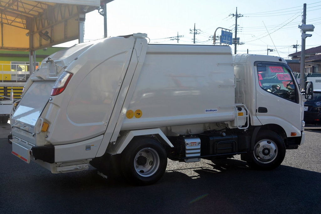 （未使用）　デュトロ　パッカー車　プレス式　積載２０００ｋｇ　新明和製　４．３立米　連続動作　バックカメラ　汚水タンク　防臭扉　電動パーキングブレーキ　フォグランプ　６速ＭＴ！車検「Ｒ５年６月まで！」5