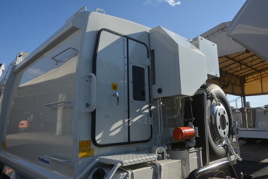 （未使用）　デュトロ　パッカー車　プレス式　積載２０００ｋｇ　新明和製　４．３立米　連続動作　バックカメラ　汚水タンク　防臭扉　電動パーキングブレーキ　フォグランプ　６速ＭＴ！車検「Ｒ５年６月まで！」17