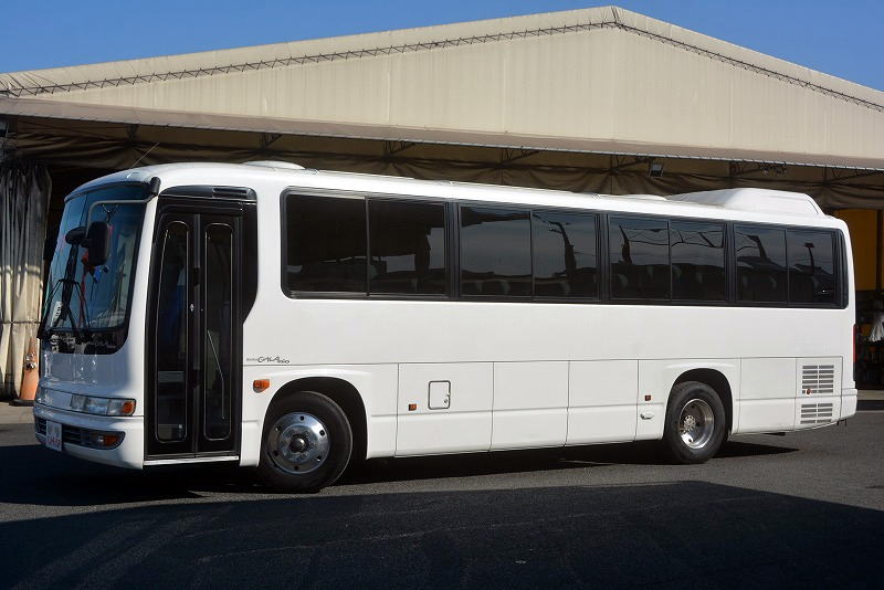 ガーラミオ　送迎バス　５７人乗り　３８座席　立ち席有り　総輪エアサス　折り戸式自動ドア　バックカメラ　６速ＭＴ！フロント画像