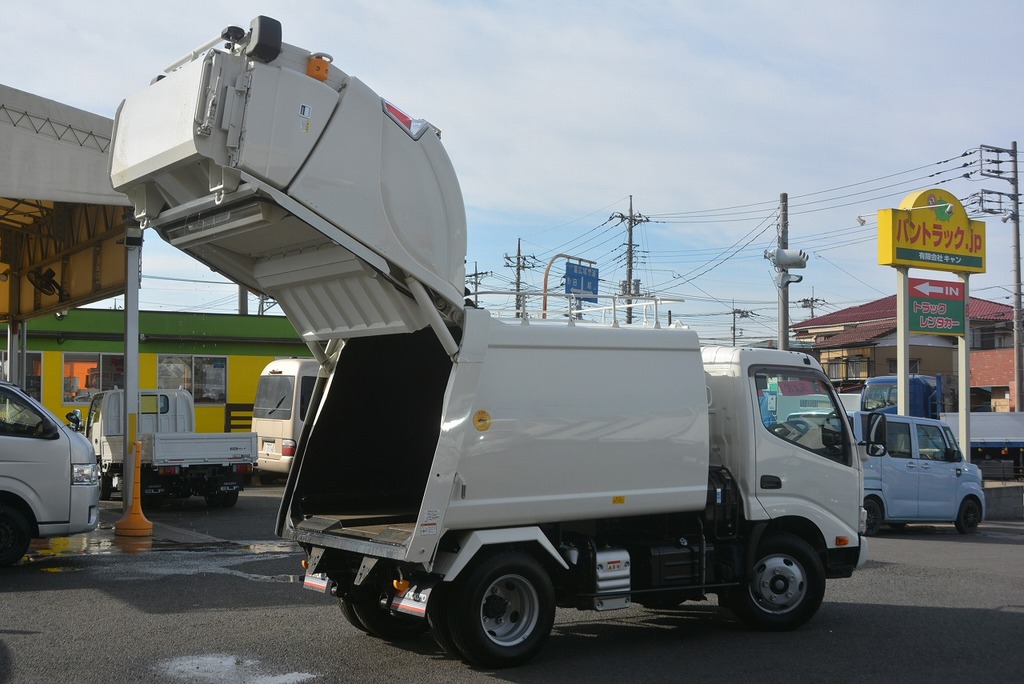 デュトロ　（未使用）パッカー車　極東製　積載２０００ｋｇ　プレス式　４．３立米　連続動作　汚水タンク　高圧縮モード　防臭扉　バックカメラ　ＥＴＣ　坂道発進補助　左電格ミラー　クリアランスソナー　フォグランプ　６速ＭＴ！23