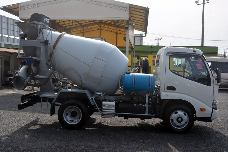 （未使用）　デュトロ　コンクリートミキサー車　カヤバ製　積載３０００ｋｇ　ドラム容量２．５立米　最大混合容量１．２立米　水タンク　ＥＴＣ　坂道発進補助　フォグランプ　６速ＭＴ！車検「Ｒ５年７月まで！」2