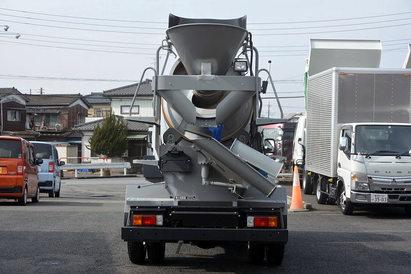 （未使用）　デュトロ　コンクリートミキサー車　カヤバ製　積載３０００ｋｇ　ドラム容量２．５立米　最大混合容量１．２立米　水タンク　ＥＴＣ　坂道発進補助　フォグランプ　６速ＭＴ！車検「Ｒ５年７月まで！」3