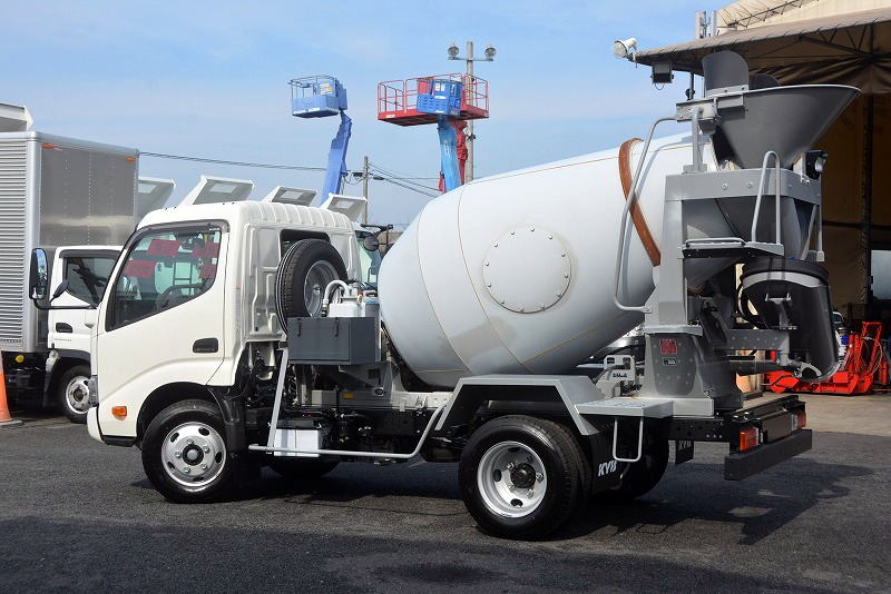 （未使用）　デュトロ　コンクリートミキサー車　カヤバ製　積載３０００ｋｇ　ドラム容量２．５立米　最大混合容量１．２立米　水タンク　ＥＴＣ　坂道発進補助　フォグランプ　６速ＭＴ！車検「Ｒ５年７月まで！」4