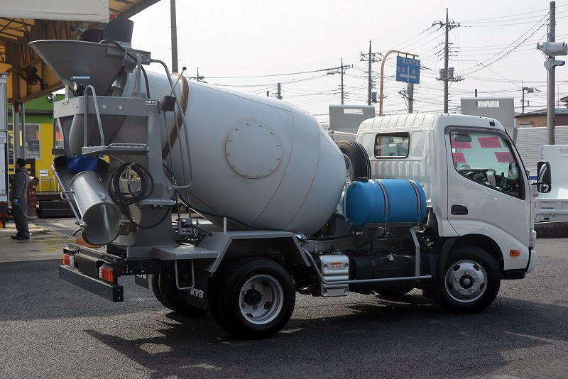 （未使用）　デュトロ　コンクリートミキサー車　カヤバ製　積載３０００ｋｇ　ドラム容量２．５立米　最大混合容量１．２立米　水タンク　ＥＴＣ　坂道発進補助　フォグランプ　６速ＭＴ！車検「Ｒ５年７月まで！」5