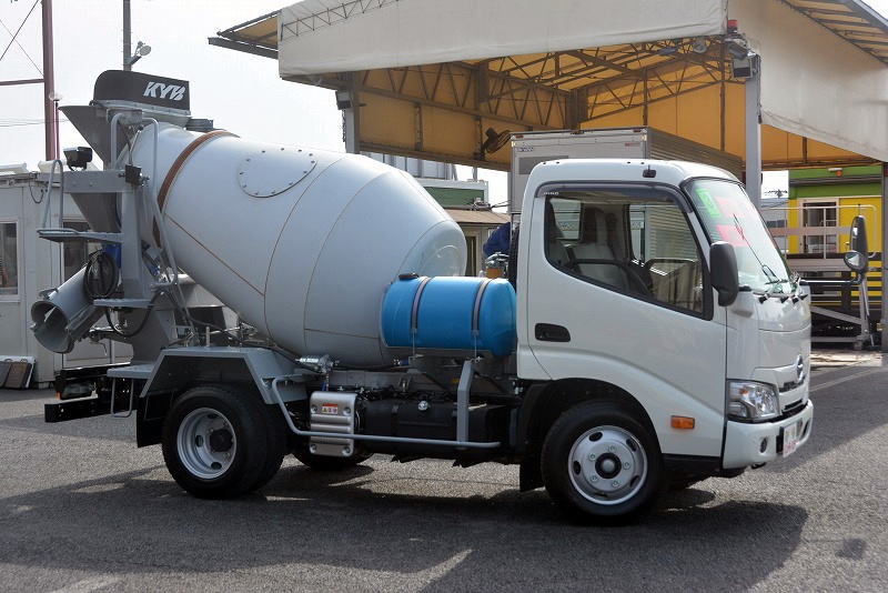 （未使用）　デュトロ　コンクリートミキサー車　カヤバ製　積載３０００ｋｇ　ドラム容量２．５立米　最大混合容量１．２立米　水タンク　ＥＴＣ　坂道発進補助　フォグランプ　６速ＭＴ！車検「Ｒ５年７月まで！」6