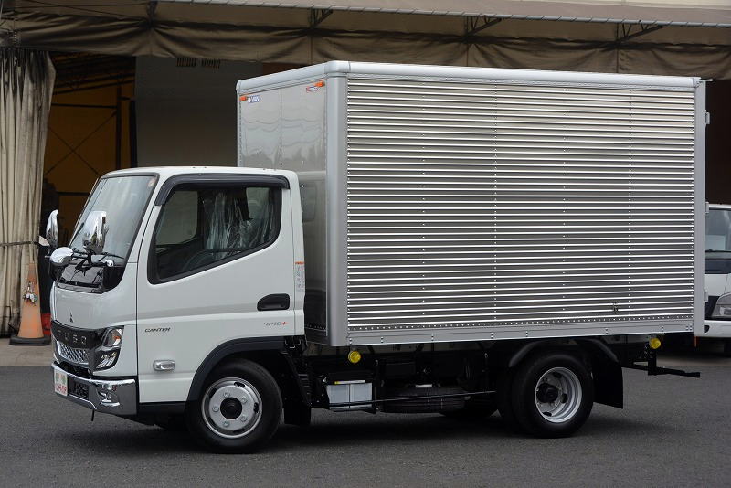 （未使用）　キャンター　１０尺　アルミバン　積載２０００ｋｇ　ラッシング２段　バックモニター　ＥＴＣ　左電格ミラー　坂道発進補助　スマートキー　ＬＥＤヘッドライト　全高２．８ｍ以下　フォグランプ　メッキパーツ！５速ＭＴ！フロント画像