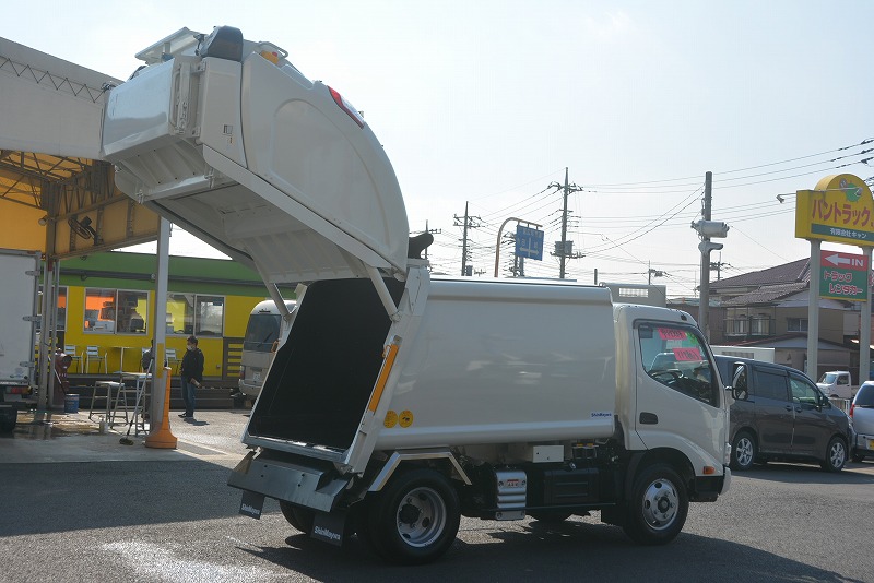 （未使用）　デュトロ　パッカー車　プレス式　積載２０００ｋｇ　新明和製　４．６立米　連続動作　汚水タンク　防臭扉　バックカメラ　クリアランスソナー　電動パーキングブレーキ　衝突軽減ブレーキ　６速ＭＴ！車検「Ｒ５年５月まで！」21