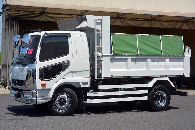 ファイター　増トン　「ベッド付き」　土砂ダンプ　新明和製　積載７３００ｋｇ　一方開　電動コボレーン　鳥居アングル補強　角パイプ３段サイドバンパー　バックカメラ　センターテーブル　ホイールメッキ加工有り　メッキパーツ多数！６速ＭＴ！フロント画像