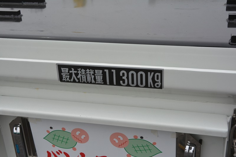 （未使用）　ファイター　大型　３軸　「ベッド付」　積載１１３００ｋｇ　古河ユニック製　ハイジャッキ　重機運搬車　ラジコン　ウインチ　アユミ板＆アユミ板掛け　スタンション穴　ステンレスサイドバンパー　アルミホイール　デフロック　７．２ｍ長　ミラーヒーター　ＨＩＤヘッドライト　６速ＭＴ！35