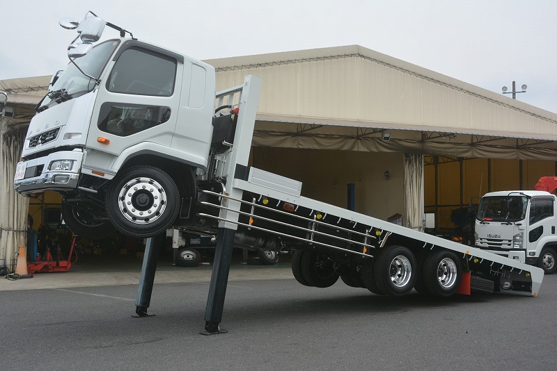 （未使用）　ファイター　大型　３軸　「ベッド付」　積載１１３００ｋｇ　古河ユニック製　ハイジャッキ　重機運搬車　ラジコン　ウインチ　７．２ｍ長　アユミ板＆アユミ板掛け　スタンション穴　アルミホイール　ステンレスサイドバンパー　メッキパーツ　６速ＭＴ！15