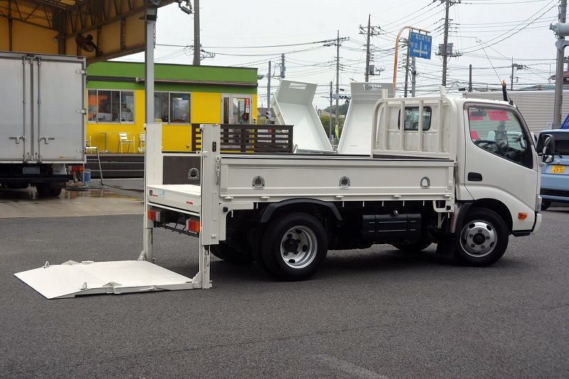 デュトロ　「標準幅　ショート」　平ボディー　大型垂直パワーゲート付き　積載２０００ｋｇ　三方開　ロープ穴３対　床フック３対　荷台一部鉄板張り　フォグランプ　左電格ミラー　ＥＴＣ　坂道発進補助　５速ＭＴ！準中型（５トン限定）免許対応！フロント画像